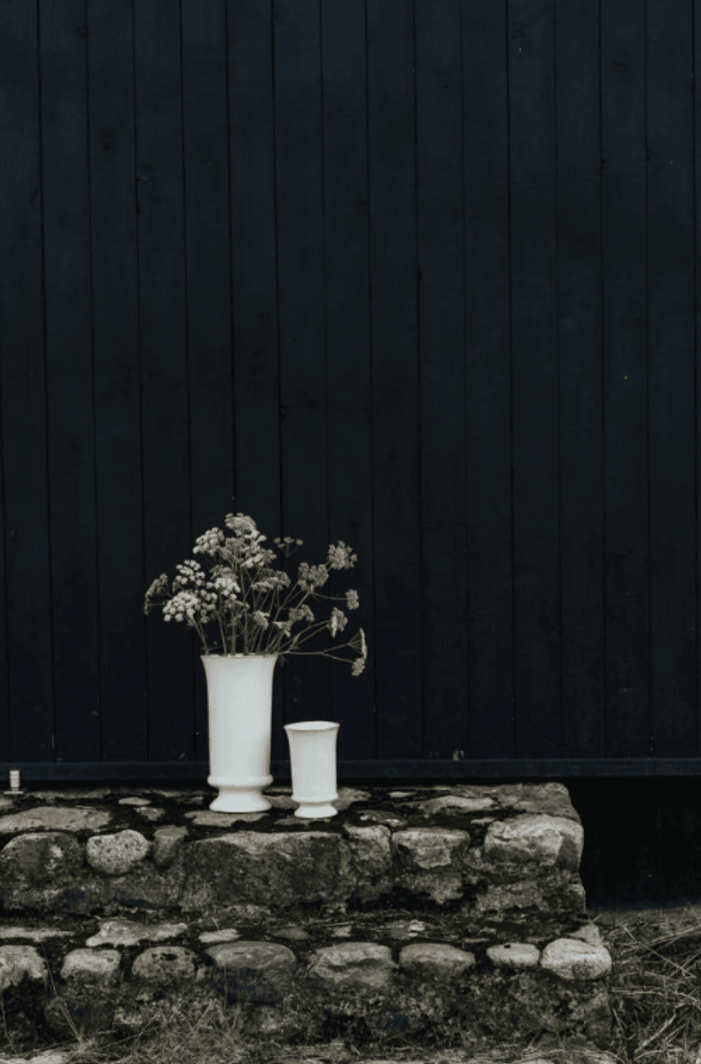 Antoinette vas stor/ Olsson & Jensen